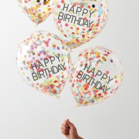 "Happy Birthday" feliratos, színes konfettivel töltött luficsokor